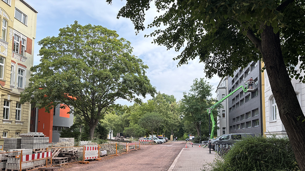 Einfahrt auf den Campus am Gebäude 22