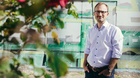 Andreas Knabe vor dem studentischen Club \
