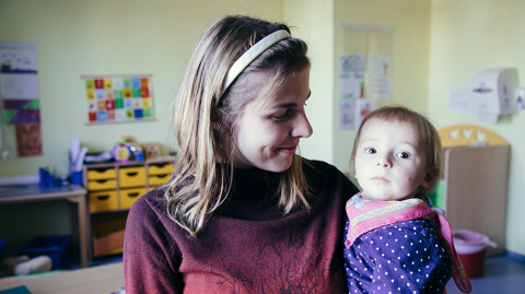 Laura Kundler und Tochter Lilija im Eltern Kind Zimmer im Gebäude 18