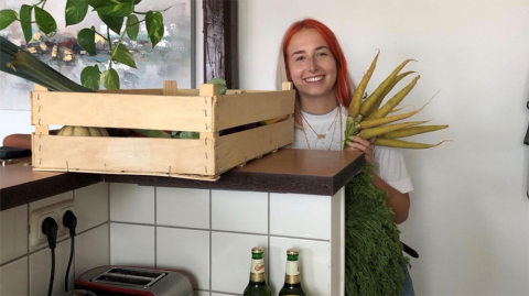 Janina mit der Gemüskiste und gelben Möhrchen 
