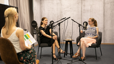Dr. Jeanne Rademacher und Emily Bauske bei den Podcast-Aufnahmen (Foto: Hannah Theile / Uni Magdeburg)