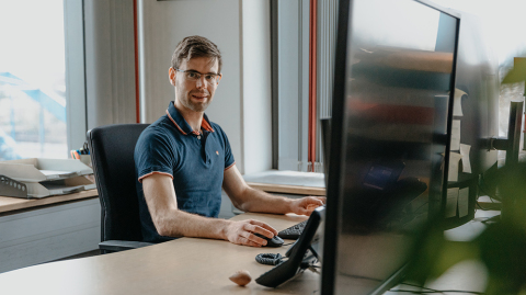 Björn Baran an seinem Schreibtisch (Foto: Hannah Theile / Uni Magdeburg)