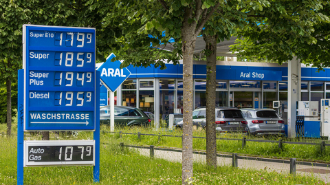 Preistafel einer Tankstelle (Foto: Shutterstock / Framalicious)