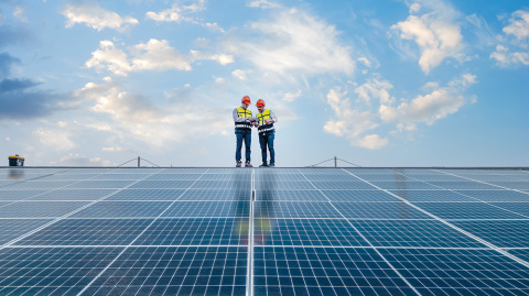 Zwei Männer begutachten eine große Photovoltaikanlage (c) Shutterstock APChanel Zwei Männer begutachten eine große Photovoltaikanlage (c) Shutterstock APChanel
