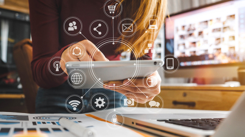 Geschäftsfrau digitalisiert Arbeitsprozesse (Foto: Shutterstock / mrmohock)