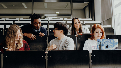 Internationale Studierende sitzen im Hörsaal und unterhalten sich (c) Jana Dünnhaupt Uni Magdeburg