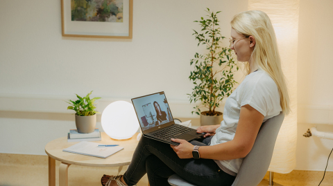 Junge Frau bei einem digitalen Therapiegespräch (Foto: Jana Dünnhaupt / Uni Magdeburg)
