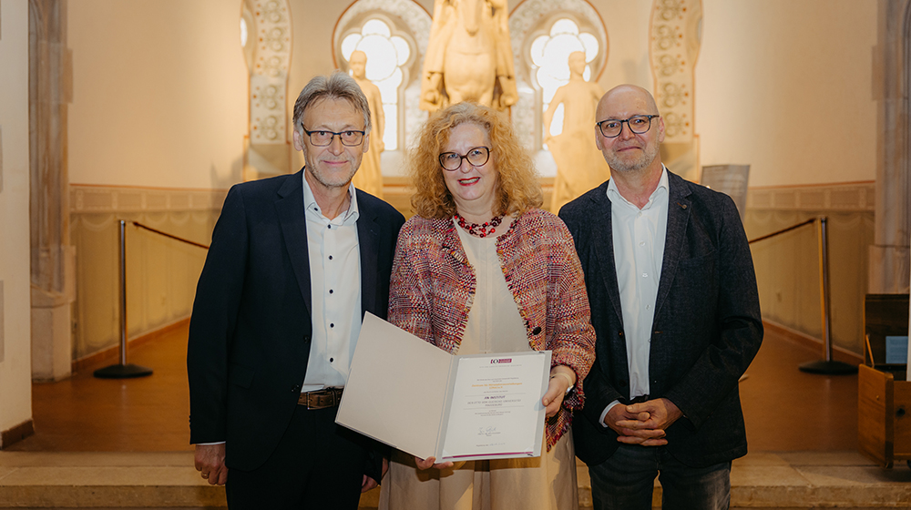 Prof. Jens Strackeljan, Dr. Gabriele Köster und Prof. Stephan Freund bei der Übergabe der Urkunde im Kulturhistorischen Museum Magdeburg (Foto: Jana Dünnhaupt / Uni Magdeburg)