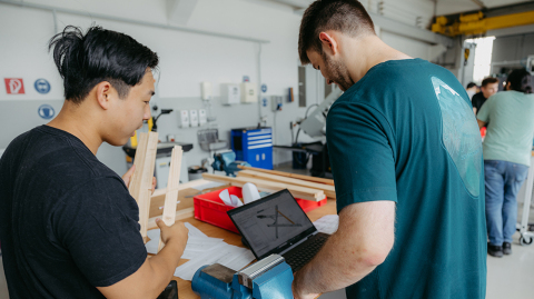 Zwei Studenten in der StudierendenWerkstatt (c) Jana Dünnhaupt Uni Magdeburg Zwei Studenten besprechen ihren Entwurf an einem Laptop in der StudierendenWerkstatt (c) Jana Dünnhaupt Uni Magdeburg