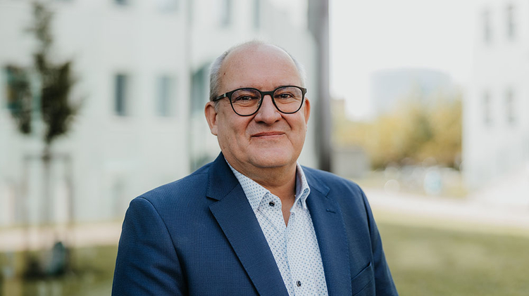 Portrait Prof. Dr. Böcher auf dem Campus der Uni Magdeburg (c) Jana Dünnhaupt