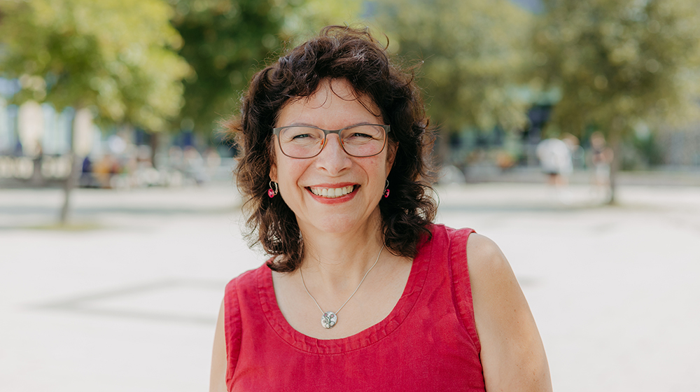 Portrait von Angela Matthies vor Bäumen auf dem Mensavorplatz (c) Jana Dünnhaupt Uni Magdeburg