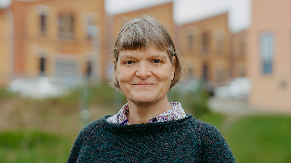 Portrait von Barbara Witter vor den Speichern im Wissenschaftshafen (c) Jana Dünnhaupt Uni Magdeburg