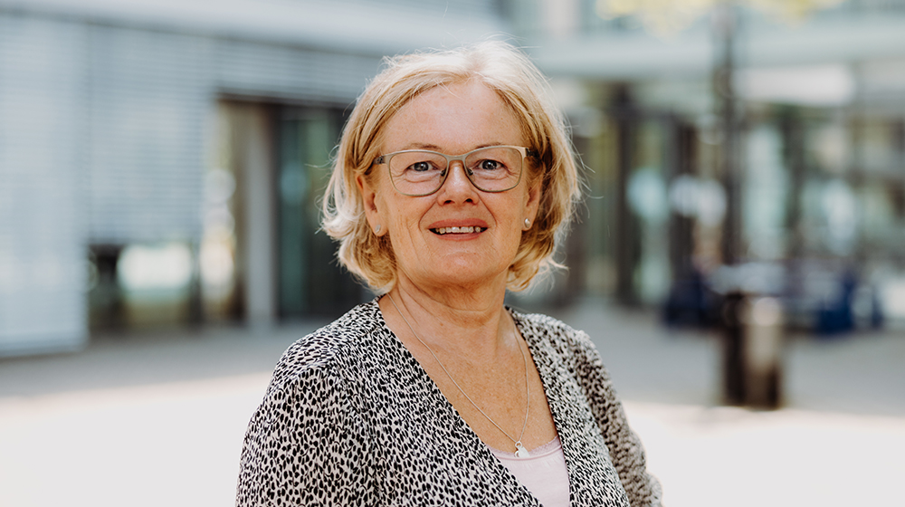 Portrait von Birgit Hummelt in einem Innenhof auf dem Campus der Uni Magdeburg (c) Hannah Theile Uni Magdeburg