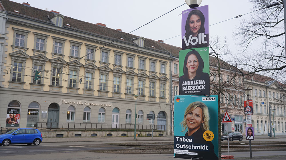 Wahlplakate an einer Laterne