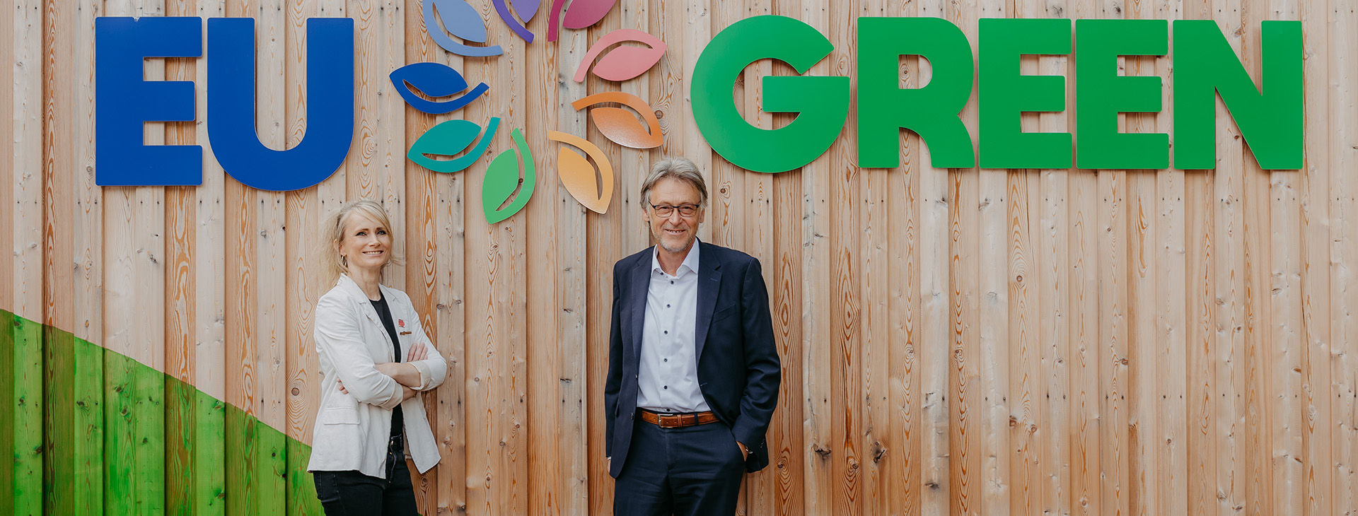 Anne Herbik und der Rektor vor dem EU GREEN Logo (c) Jana Dünnhaupt Uni Magdeburg
