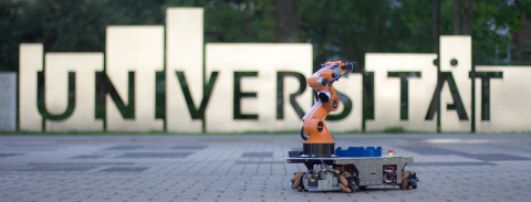 Roboter Euler vor der Uniporta auf dem Campus (c) RobOtto