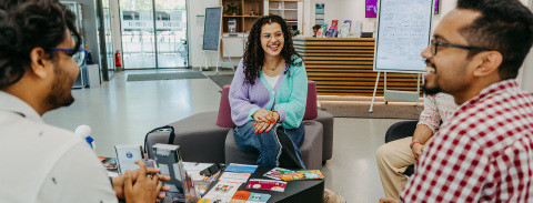 Studentin Nour sitzend im Gespräch mit zwei Männern (c) Jana Dünnhaupt Uni Magdeburg