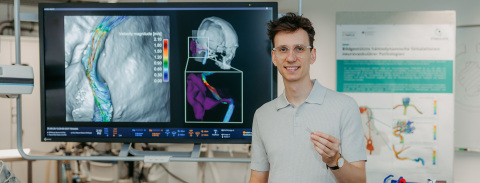 Janneck Stahl mit einem Stent in der Hand (c) Jana Dünnhaupt Uni Magdeburg