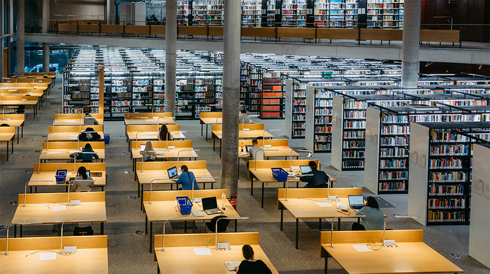 View from above of workstations and bookshelves in the library at the University of Magdeburg (Photo: Jana Dünnhaupt / University of Magdeburg)