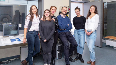 Das CANLAB-Team von Dr. Colic im 7 T-Scanner (v.l.n.r.: Petya Vicheva, Lena Vera Danyeli, Dr. Zümrüt Duygu Sen, Prof. Martin Walter (Leiter), Julia Scheerer, Dr. Lejla Colic