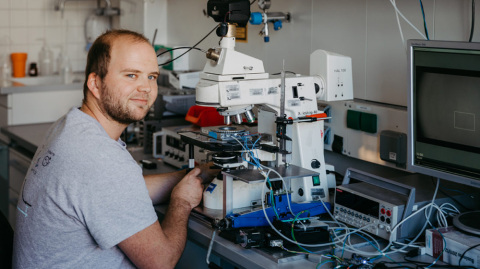 Christoph Klopp ist bei Parabelflügen dabei und wertet Experimente der ISS Raumstation aus. Er schreibt seine Promotion in Physik an der Universität Magdeburg.