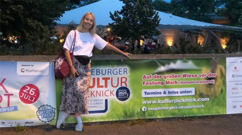 Studentin Janina vor der Festung Mark