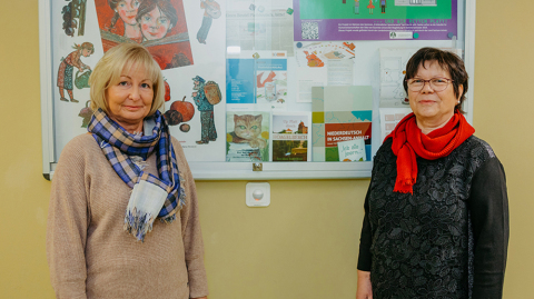 Dr. Saskia Luther (li.) und Dr. Ursula Föllner (re.) von der Arbeitsstelle Niederdeutsch an der Otto-von-Guericke-Universität Magdeburg