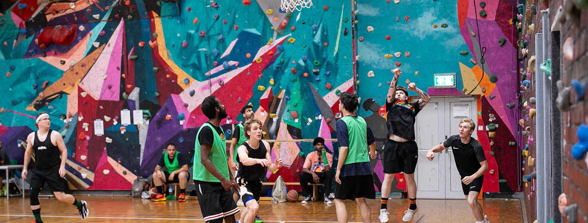 Männer beim Basketballspiel (c) Raja Dobbert Kopie