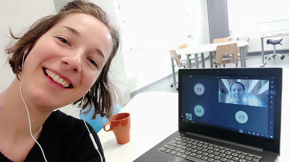 Medienbildungsstudentin Sarah Peinelt bei ihrem Praktikum in Finnland