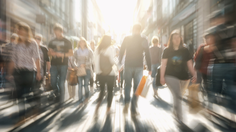 unscharfes Foto von Menschen in Bewegung beim Sonnenuntergang in einer Einkaufsstraße (Foto: Shutterstock / r.classen)