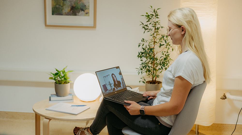 Young woman during a digital therapy conversation (Photo: Jana Dünnhaupt / University of Magdeburg)