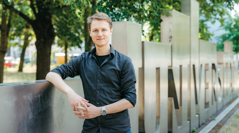 Portrait Christian Daase (c) Jana Dünnhaupt Uni Magdeburg Portrait von Christian Daase vor der Uniporta (c) Jana Dünnhaupt Uni Magdeburg