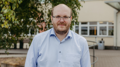 Portrait Dr.-Ing. Robert Altschaffel Portrait von Dr.-Ing. Robert Altschaffel vor dem Gebäude der Fakultät für Informatik (c) Jana Dünnhaupt Uni Magdeburg