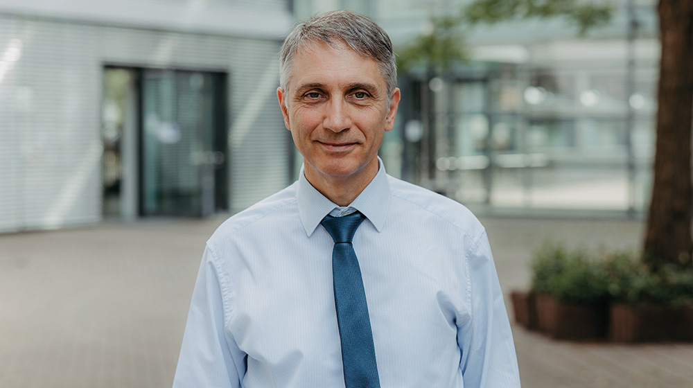 Portrait of Prof. Dr. Abdolkarim Sadrieh on the courtyard of building 22 (c) Jana Dünnhaupt Uni Magdeburg