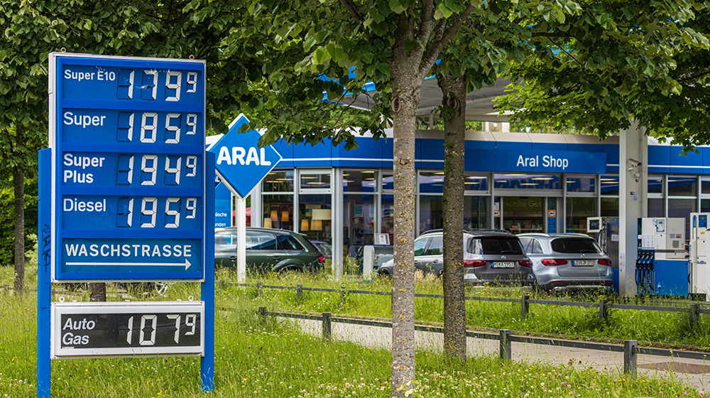 Preistafel einer Tankstelle (Foto: Shutterstock / Framalicious)