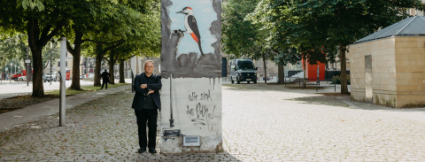 Prof. Roth neben einem Stück der ehemaligen Mauer (c) Jana Dünnhaupt