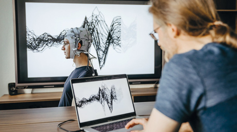 Prof. Stober erfasst Hirnströme mittels EEG