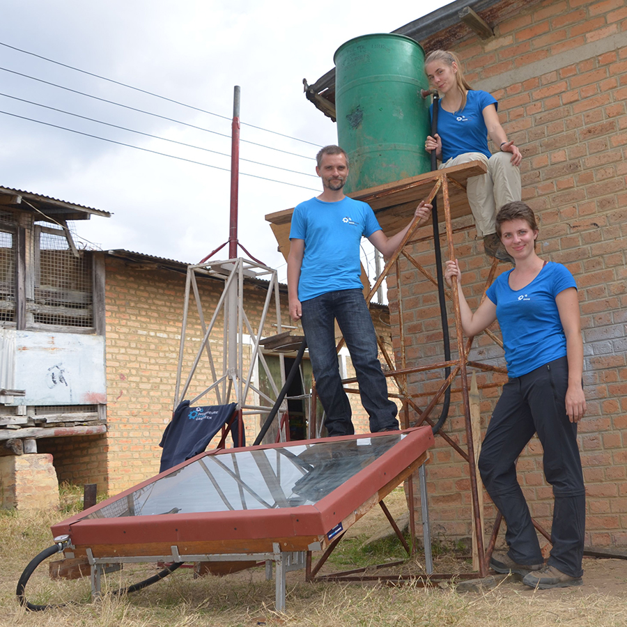 Dennis Hadasch, Iris Seegelken und Heidi Wilhof (v.l.n.r) mit dem Prototypen der Warmwasseranlage. (Foto: privat) Dennis Hadasch, Iris Seegelken und Heidi Wilhof (v.l.n.r) mit dem Prototypen der Warmwasseranlage. (Foto: privat)