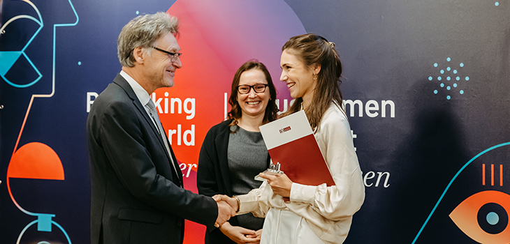 Freude bei der feierlichen Auszeichnung als Beste Absolventin ©Jana Dünnhaupt Freude bei der feierlichen Auszeichnung als Beste Absolventin ©Jana Dünnhaupt