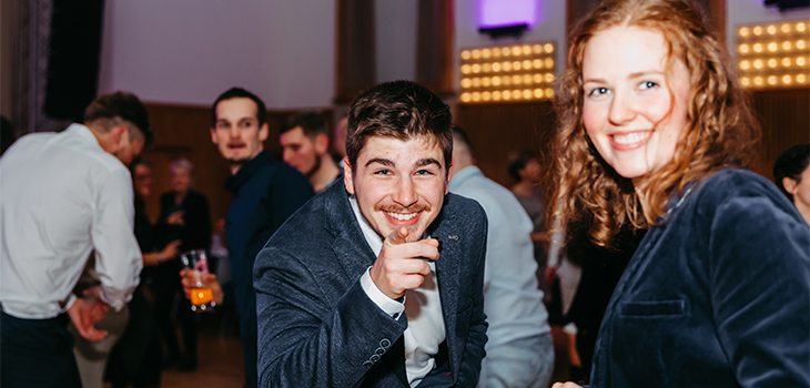 Gute Laune auf der Tanzfläche bei der Absolventenverabschiedung 2023 Gute Laune auf der Tanzfläche bei der Absolventenverabschiedung 2023