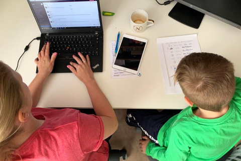 Nance Kaemmerer im Homeoffice beim Homeschooling (c) Privat Nance Kaemmerer im Homeoffice beim Homeschooling (c) Privat