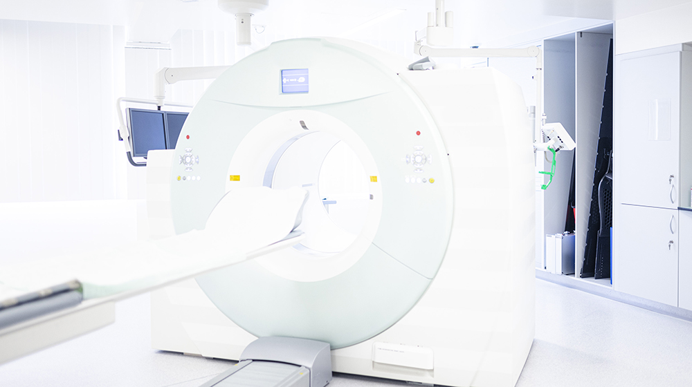 /unimagdeburg_media/Presse/Bilder/Pressemitteilungen/2024/Blick+in+ein+PET_Computertomograph+im+Bereich+Nuklearmedizin+des+Uniklinikums+Magdeburg+%28c%29+Christian_Moraw_UMMD-height-560-width-1000-p-114352.jpg