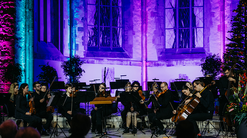 /unimagdeburg_media/Presse/Bilder/Pressemitteilungen/2024/Das+Akademische+Orchester+der+Universit%C3%A4t+Magdeburg+spielt+in+der+Johanniskirche+%28c%29+Jana+D%C3%BCnnhaupt+Uni+Magdeburg-height-560-width-1000.jpg