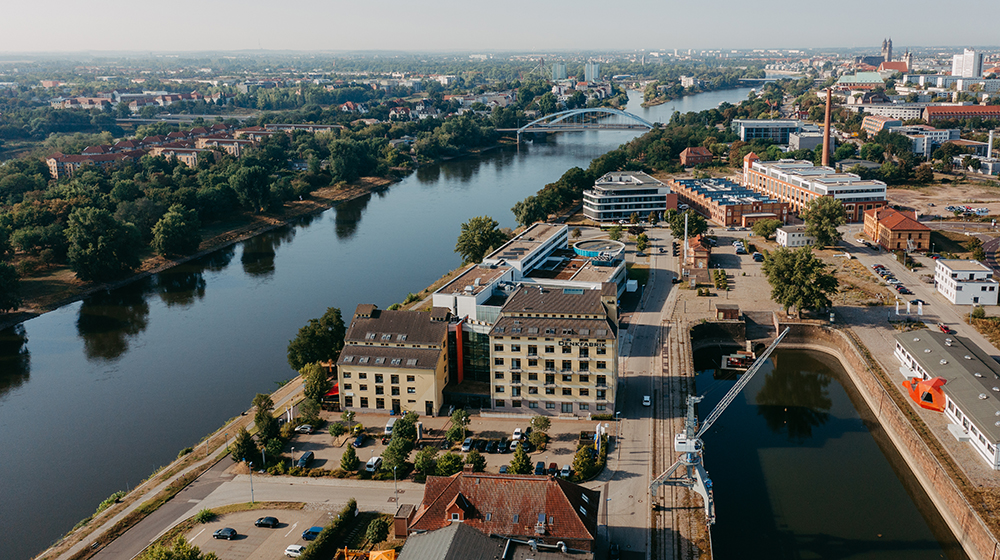 /unimagdeburg_media/Presse/Bilder/Pressemitteilungen/2024/Drohnenblick+auf+den+Wissenschaftshafen+%28c%29+Jana+D%C3%BCnnhaupt+Uni+Magdeburg-height-560-width-1000.jpg