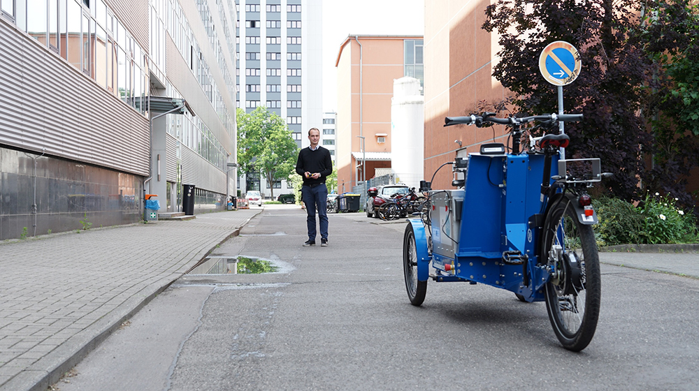 /unimagdeburg_media/Presse/Bilder/Pressemitteilungen/2024/Tom+Assmann+ruft+das+autonome+Lastenrad+zu+sich_+%28c%29+Markus+H%C3%B6fer+Uni+Magdeburg-height-560-width-1000-p-114310.jpg