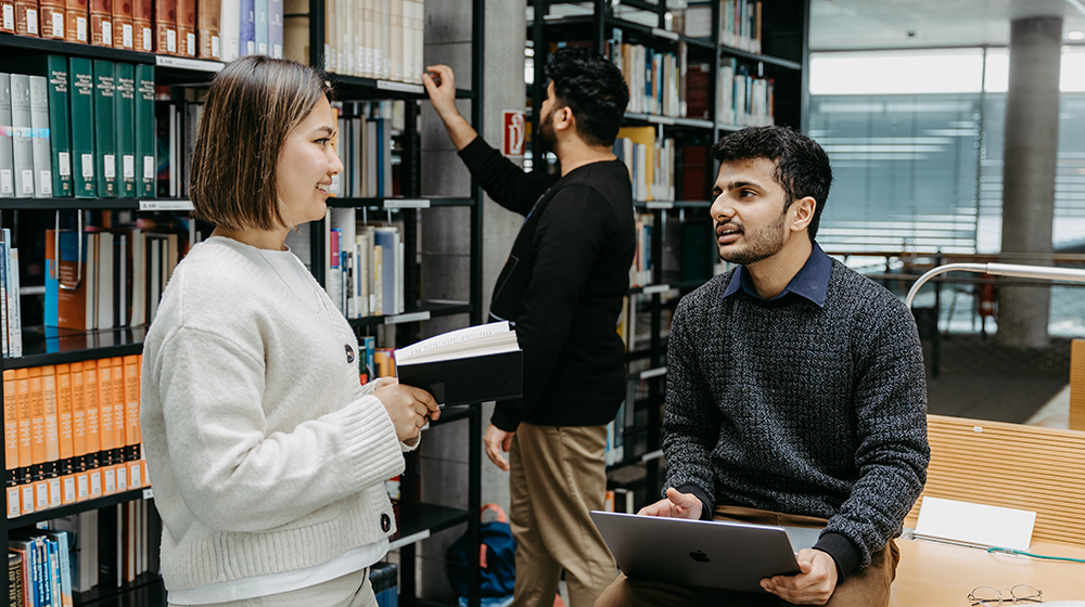 /unimagdeburg_media/Presse/Bilder/Pressemitteilungen/2026/Promotionstudierende+im+Gespra%CC%88ch+in+der+Universita%CC%88tsbibliothek_+%28c%29+Jana+Du%CC%88nnhaupt_Uni+Magdeburg-height-560-width-1000-p-147092.jpg