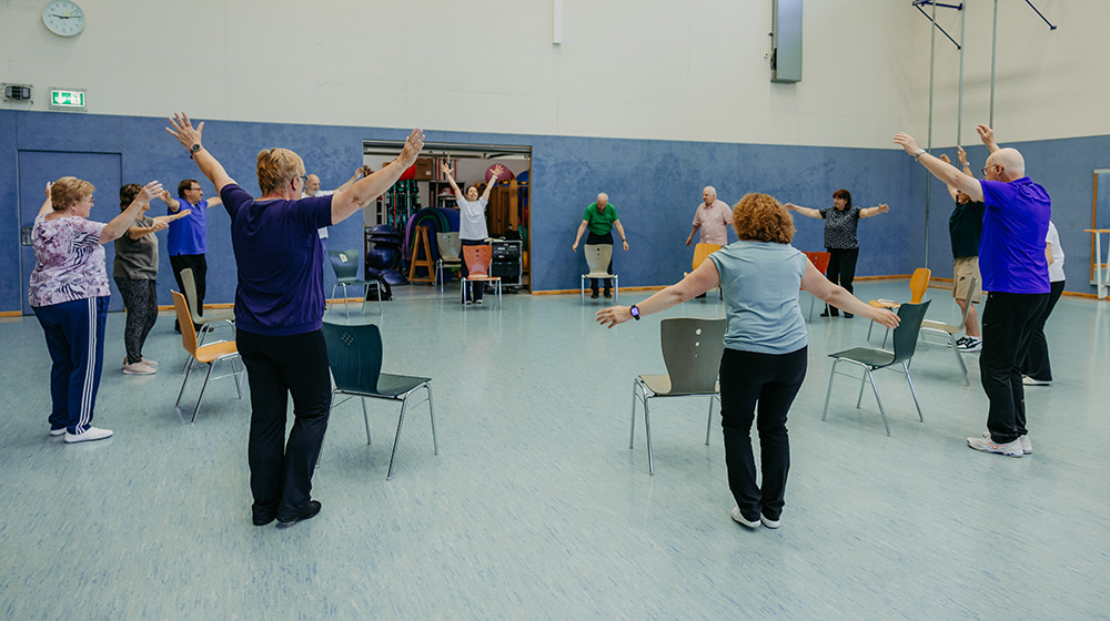 /unimagdeburg_media/Presse/Bilder/Pressemitteilungen/2026/Senioren+und+Seniorinnen+beim+Training+in+einer+Sporthalle+in+einem+Stuhlkreis+%28c%29+Jana+D%C3%BCnnhaupt+Uni+Magdeburg-height-560-width-1000.jpg